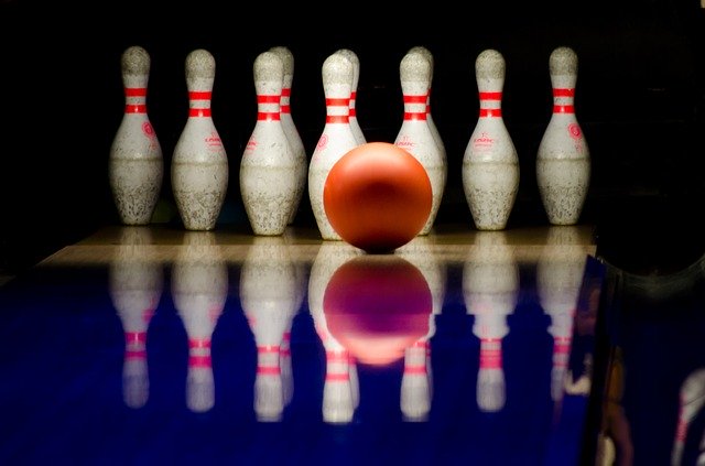 image of bowling pins and bowling ball for Cherry Hill Lanes North with link