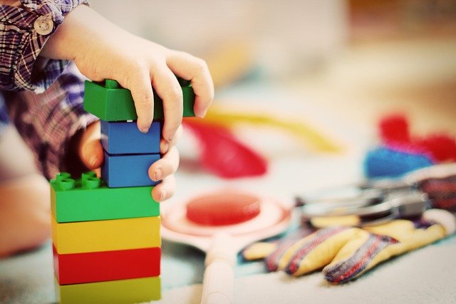 Rochester Hills Things To Do Boogie Babies image of child building with blocks.