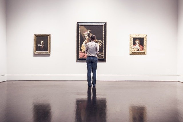 Rochester Hills Things To Do Heritage Gallery Image of women looking at a painting