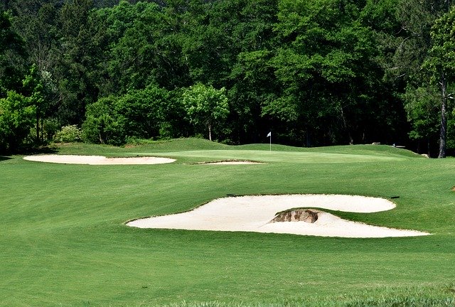 Katke-Cousins Golf Course image of golf green with dand traps